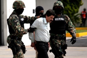 墨西哥海军警察作为毒枭华金“厄尔尼诺查坡”古斯曼被羁押2月22日，2014年©睚卡布雷拉托雷斯/ NurPhoto / Corbis的