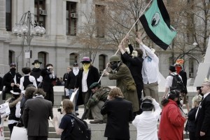 操作重新连接抗议者使用隐藏自己身份的面具，因为害怕从科学论报复，上周日，4月13日，示威在2008年晃苏马/麦克拉奇论坛报图片2010